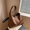 Korean version of high-end sense large-capacity casual soft leather solid color commuter retro shoulder bag wind French tote bag