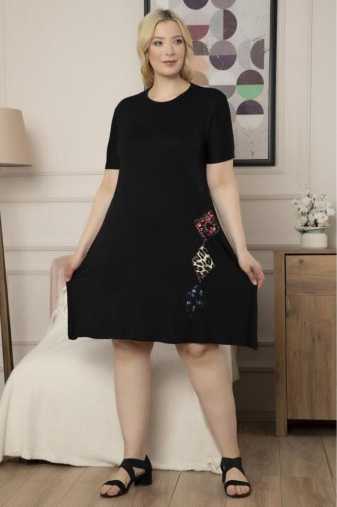 Женское платье большого размера. Черное платье миди больших размеров с узором в стиле пэчворк.