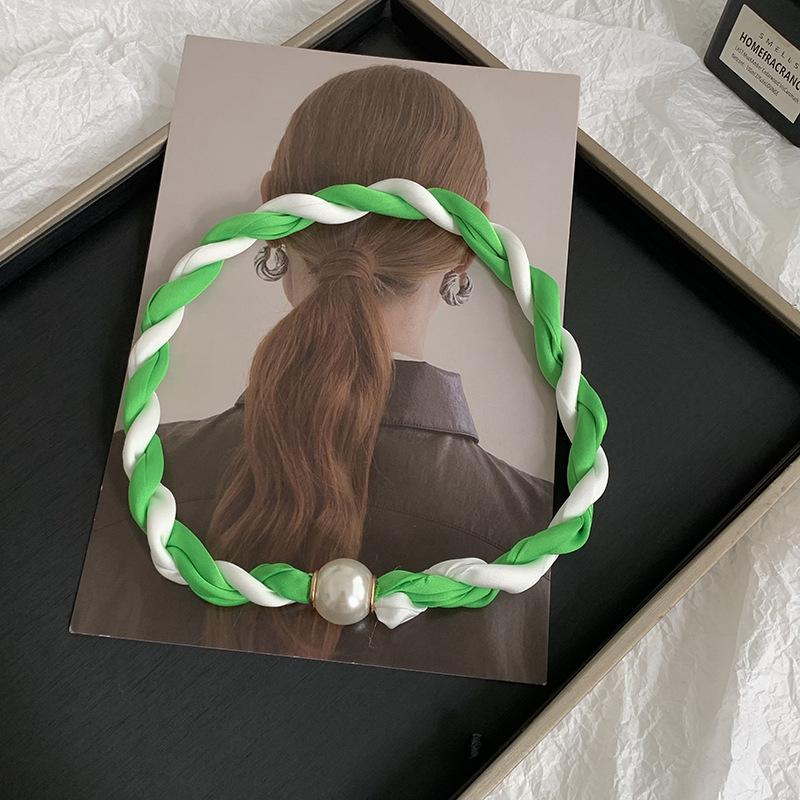 Pearl Necklace Twist Silk Scarf High-end Neck Protection Scarf with Shirt Magnetic Silk Scarf Simple Scarf Collarbone Chain