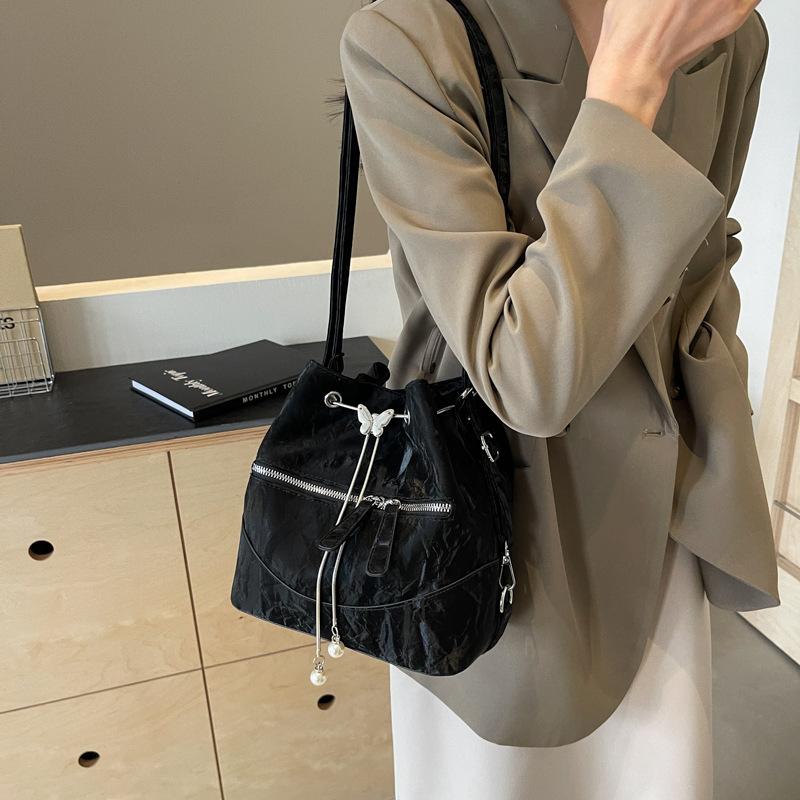 Серебряная сумка женская 2025 новая модная рюкзак с чувством дизайна школьная сумка для студентки колледжа на плечо кроссбоди сумка-ведро