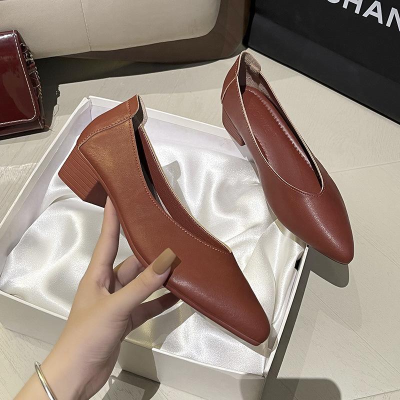 Кожаные туфли-лодочки на толстом каблуке 2025 новые универсальные фея ветер женские туфли с мелким вырезом на среднем каблуке размер женские туфли туфли бабушки универсальные