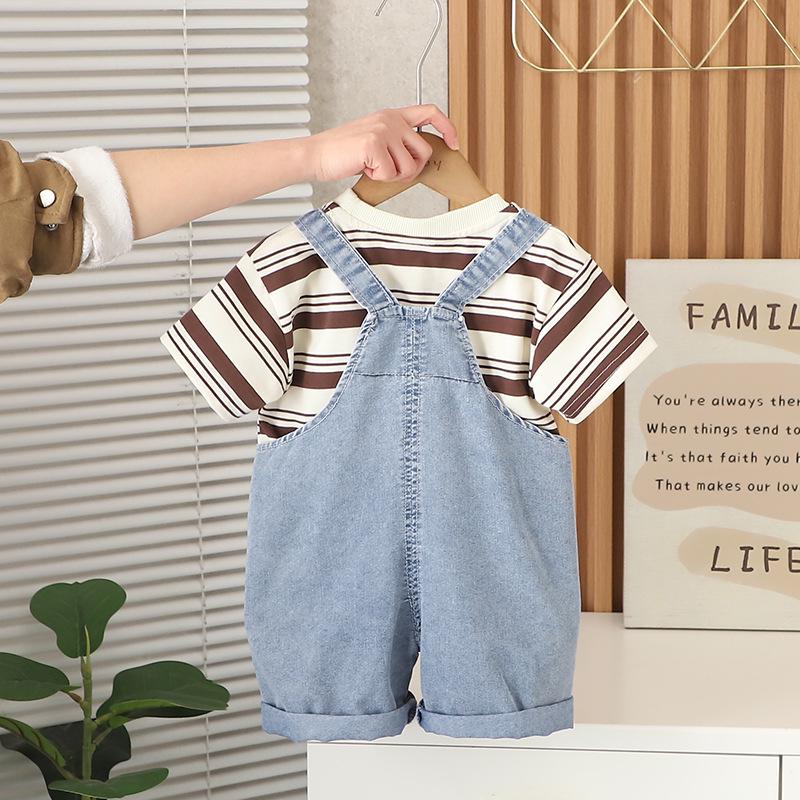 Летний комплект из двух частей для мальчиков 2025 года с автомобилем: Топ с короткими рукавами и шорты