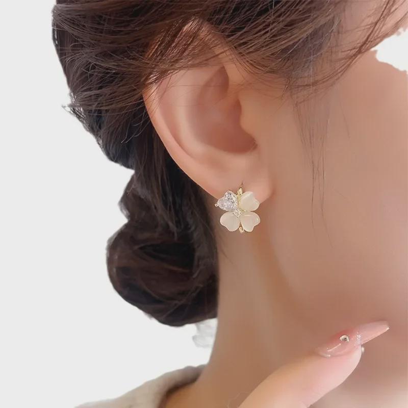 TikTok Viral Cat's Eye Four-Leaf Clover Earrings - Unique Design with Heart Zircon, Exquisite Style Celebrated Online.