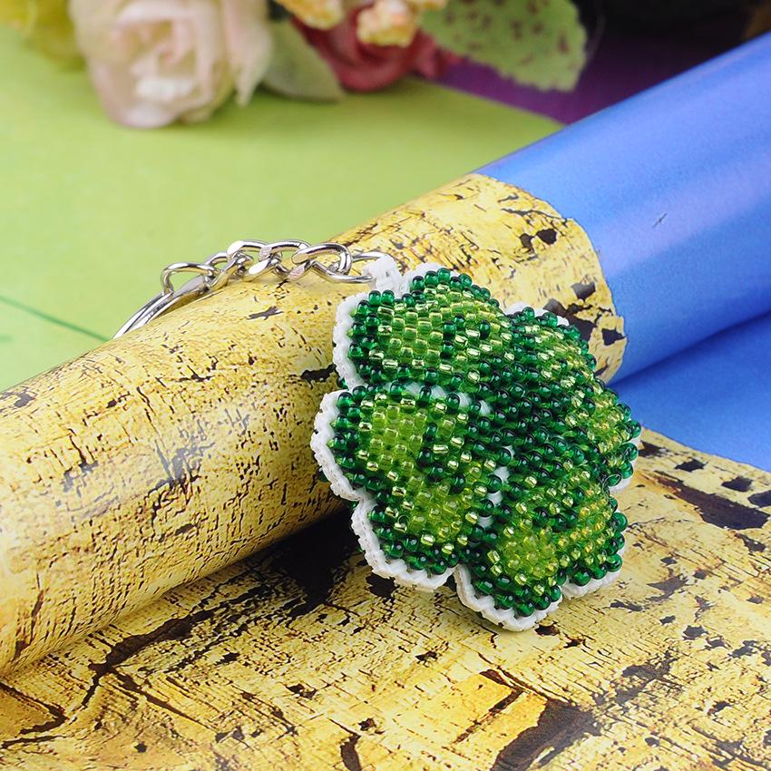 Full Bead Embroidery Keychain: Four-Leaf Clover Cross Stitch Pendant - Lucky Charm for Backpacks