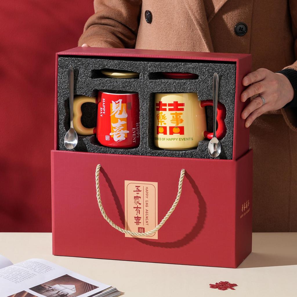 У моей семьи есть керамическая кружка с крышкой и ложкой для пар, кружка-любовь, ручная кружка для воды, сувенир, идея свадебного подарка