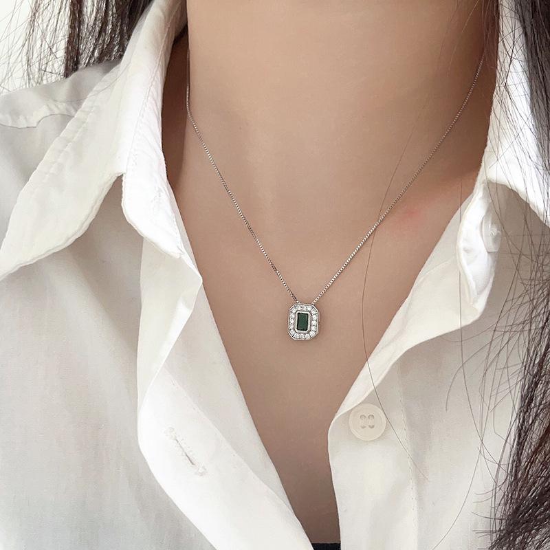 Ожерелье из стерлингового серебра 925 пробы Yinruitai с изумрудным квадратным кулоном - Тонкий, роскошный и изысканный чокер на ключицу для женщин