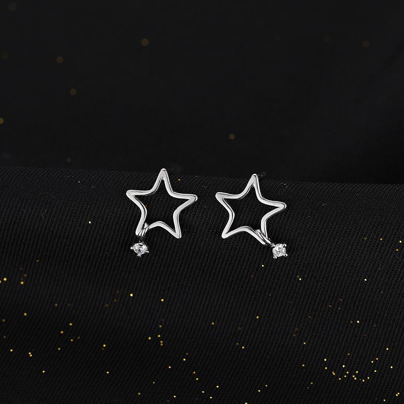 Посеребренные серьги S925, корейские женские серьги со звездами из полого циркона для женщин, простые повседневные асимметричные маленькие серьги, все соответствуют течению