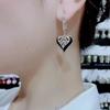 S925 Серебряная булавка с черным камнем и полыми любовными серьгами из цирконового сплава