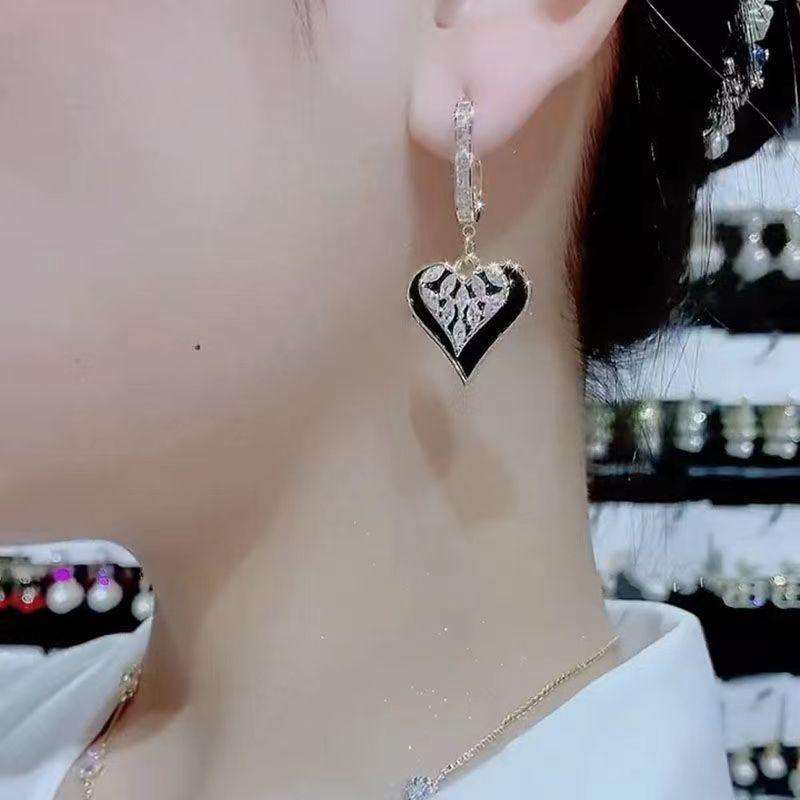 S925 Серебряная булавка с черным камнем и полыми любовными серьгами из цирконового сплава