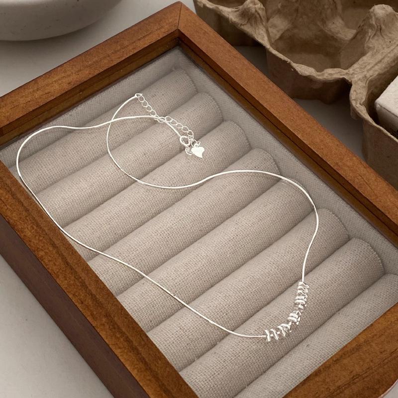 Минималистичное серебряное ожерелье-цепочка в виде змеиной кости — элегантный и универсальный модный аксессуар для женщин высшего класса.