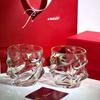 Набор из двух хрустальных бокалов для виски Baccarat с волнистым срезом - Идеальный праздничный подарок для пар.