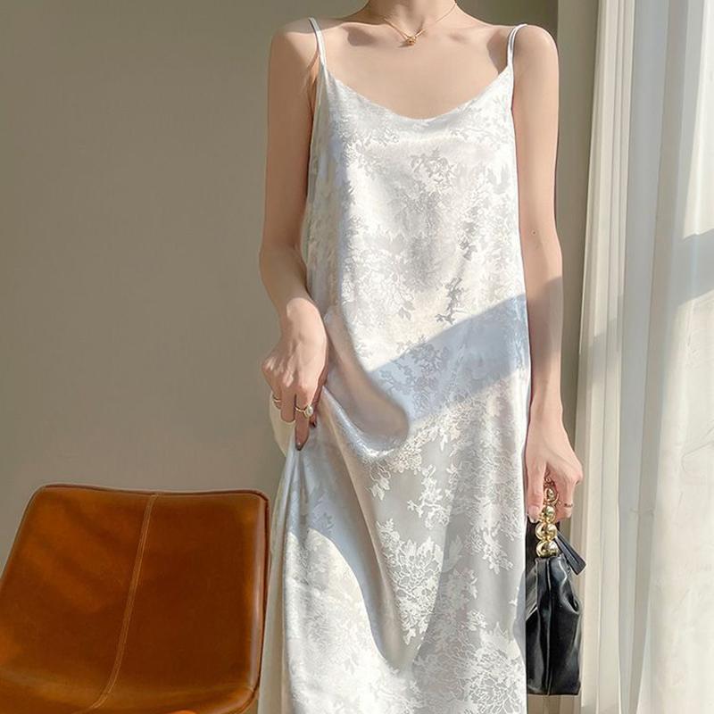 Атласное жаккардовое платье-бретелька выглядит стройнее летом. Юбка длиной до колена в китайском стиле и модное платье-бретелька.