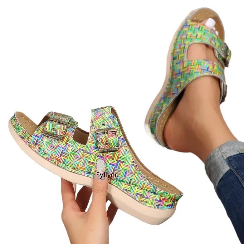 Мода 2024 года, модные летние женские тапочки с закрытым носком, летняя обувь, удобные женские сандалии на танкетке с двойной пряжкой, повседневные тапочки на платформе