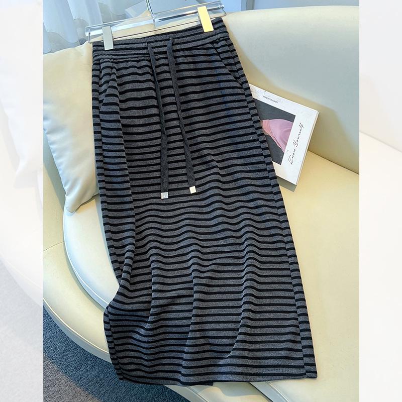 Женская полосатая трикотажная миди-юбка А-силуэта с разрезом - Весна/Осень 2025 Корейский стиль