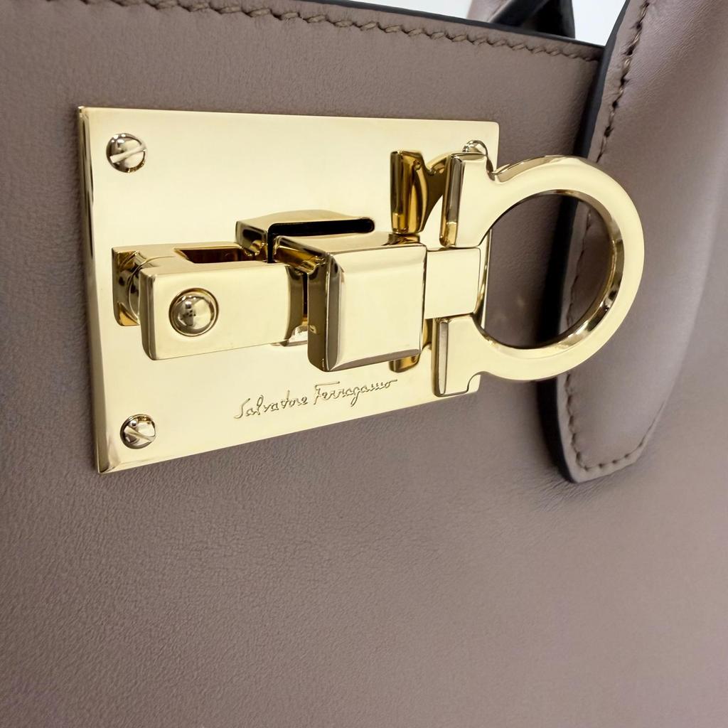 Отличная сумка Salvatore Ferragamo Studio Gancini из мягкой кожи, 2-в-1, коричневая, б/у