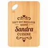 Planche À Découper - PLANETEE - Gravée "Meilleur Quand Sandra Cuisine" - Bambou 30x20x1 Cm - Trou 24 Mm - Bords Arrondis