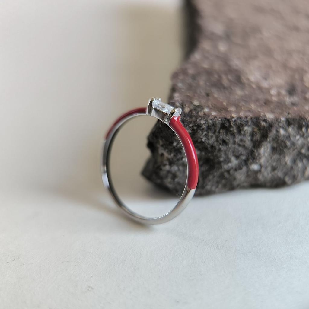 Серебряное кольцо с фианитами, емаллю, вес изделия 1,05 гр (60002236)