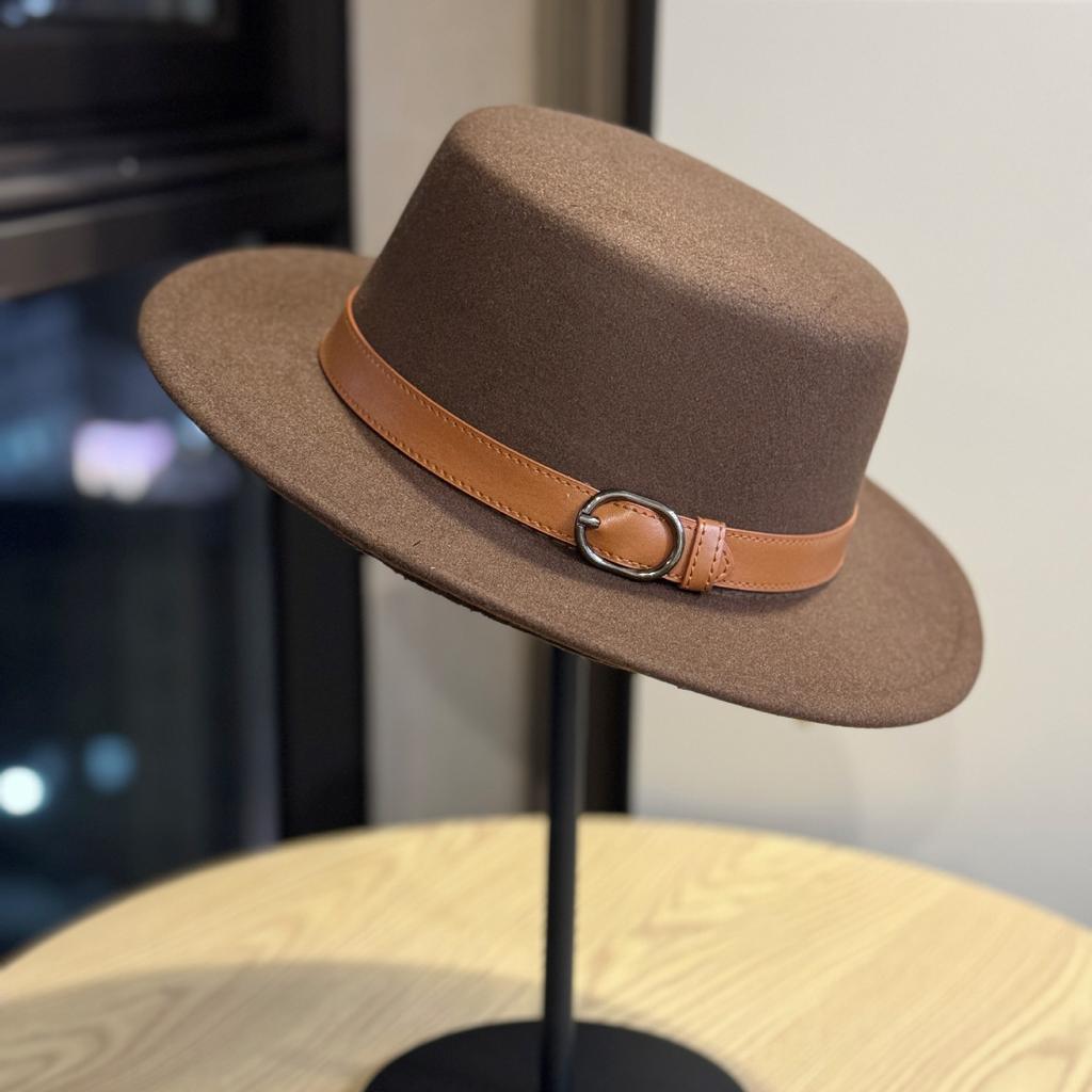 Новая шерстяная шляпа в британском стиле ретро для женщин, модная и универсальная, с пряжкой на ремне, с плоским верхом, европейская и американская джазовая шляпа для мужчин