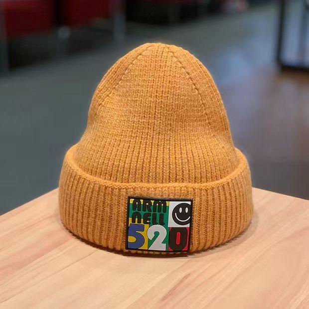 Студенческая шерстяная шапка корейской версии осенне-зимней моды теплая вязаная шапка с вышитыми буквами женская милая прохладная ветровая зимняя защита ушей холодная шапка