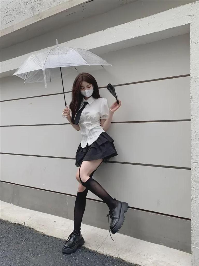 Женская миниатюрная черная юбка А-силуэта с высокой талией и бедрами - стиль колледжа, лето 2025 г.