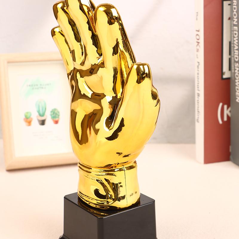 Победитель футбольного трофея «Золотые перчатки» Золотые трофеи Соревнование вратарей по футболу Перчатки для взрослых Награда для школьников Кубок трофеев