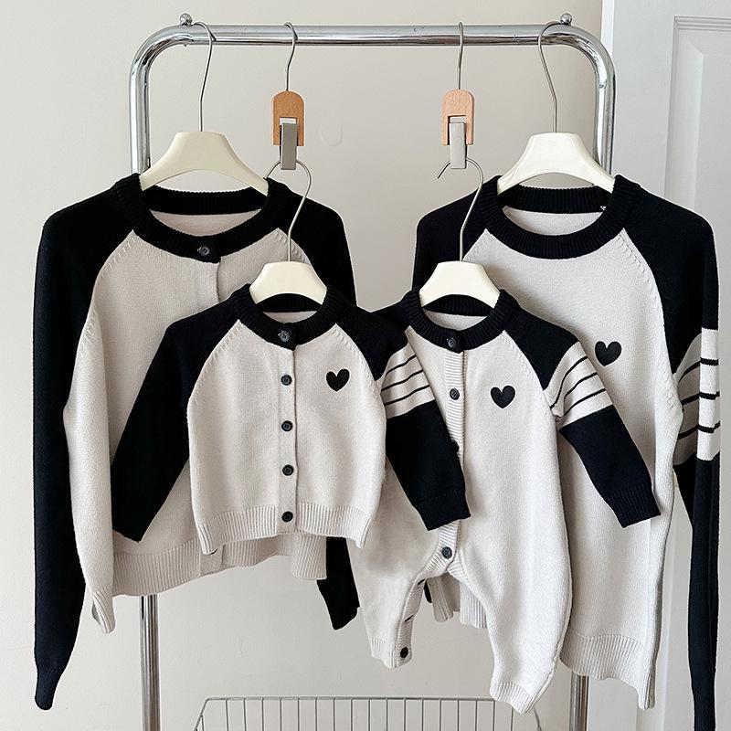 Вязаный кардиган для всей семьи осень 2025 г.: Контрастные цветные полосы и дизайн с любовью для трио родителей и детей