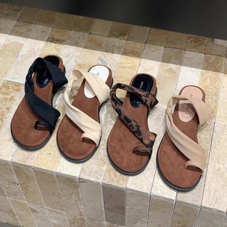 Мягкая подошва с юбкой темперамент фея стиль модные сандалии летняя обувь 2025 нежные сандалии на плоской подошве с открытым носком прилив