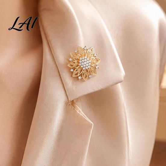 Hollow Flower Brooch Rhinestone Brooch Alloy Floral Decorative Lapel Pin Badge Pin Vintage Clothing Jewelry for Wedding Party Prom Women