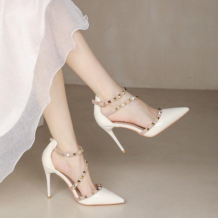 Французские босоножки премиум-класса женские с одним словом пряжка с заостренной головкой темперамент знаменитости лакированная кожа тонкий каблук заклепки сексуальные высокие каблуки