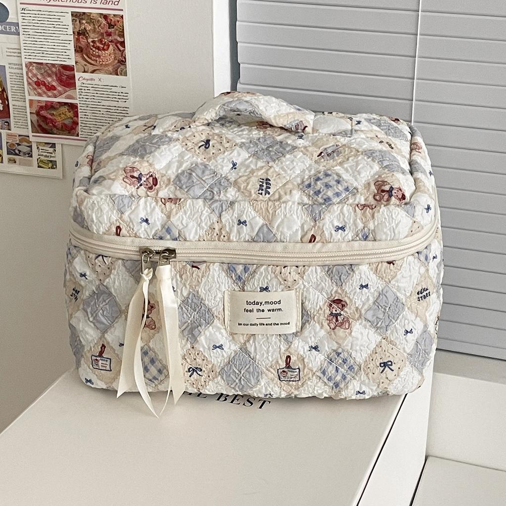 Cartoon Bear Women's Cosmetic Bags Travel Portable Female Makeup Case Clutch Purse Large Capacity Quilted Toiletries Storage Bag