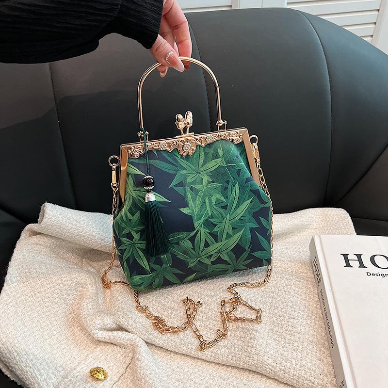 Vintage Evening Bag for Women Kiss Lock Top-Handle Clutch Shoulder Chain Purse Small Crossbody Bags With Tassel Evening Handbag for Wedding Party Prom