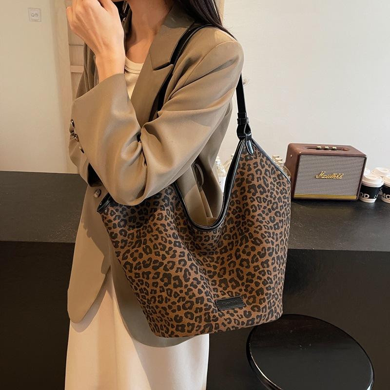 This Year, the Popular Leopard Print Large-capacity Bag Women's 2025 New Autumn Versatile Messenger Bag Commuter Shoulder, Bucket