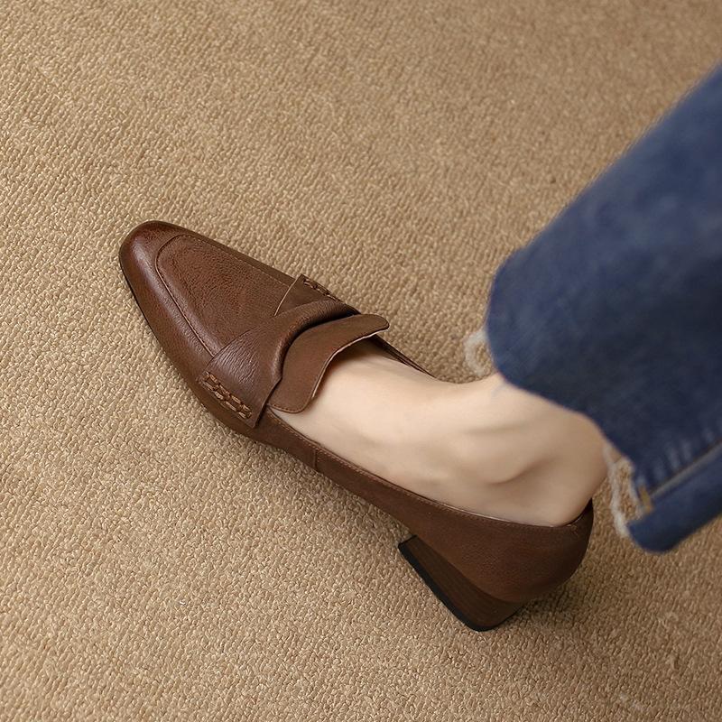 2025 новые коричневые французские одинарные туфли женские с острым носом толстый каблук средний каблук маленькие кожаные туфли для работы темперамент низкий каблук женские туфли