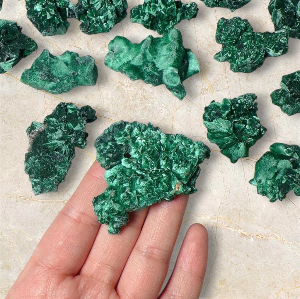 Натуральный малахит необработанный, необработанный драгоценный камень, необработанные минералы необработанные, необработанный малахит необработанный, образцы малахита необработанные драгоценные камни для изготовления ювелирных изделий.