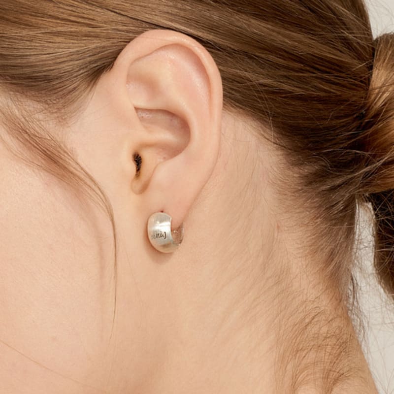 UNI.J [Ie384] Серебряная серьга с текстурой шлифовки