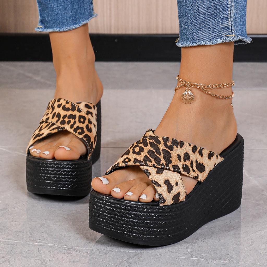 Женские босоножки на танкетке 2025 года, летние туфли на высоком каблуке, модные круглые леопардовые сексуальные удобные тапочки для женщин