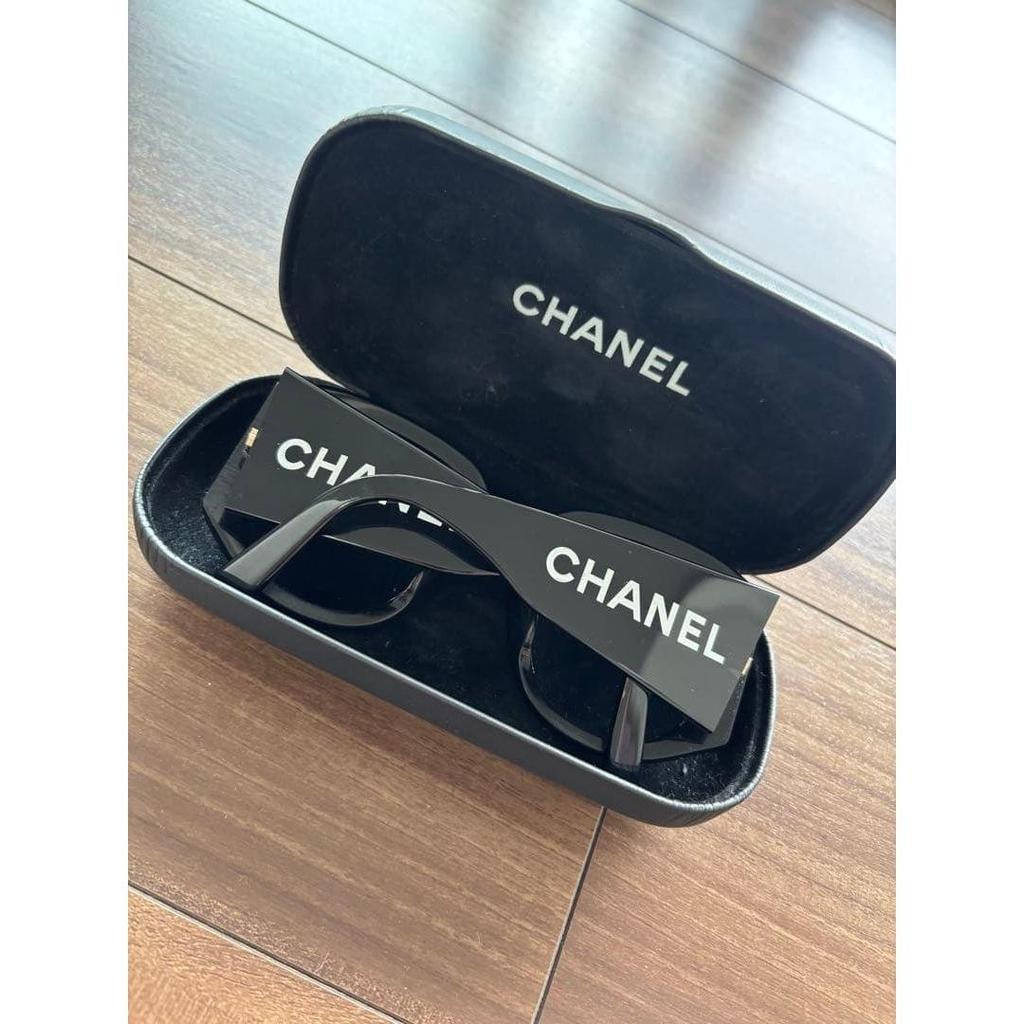 Б/у солнцезащитные очки CHANEL черные с логотипом