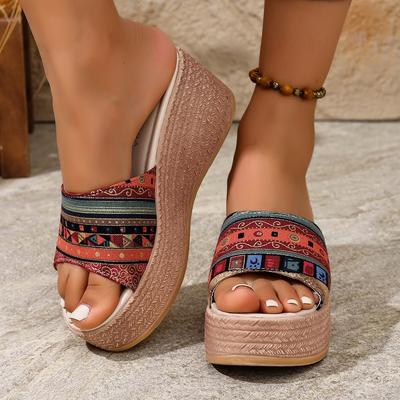 Мода 2025 Новые женские шлепанцы на танкетке из ПУ кожи Элегантный модный дизайн с узором Повседневные летние сандалии с открытым носком на толстой подошве