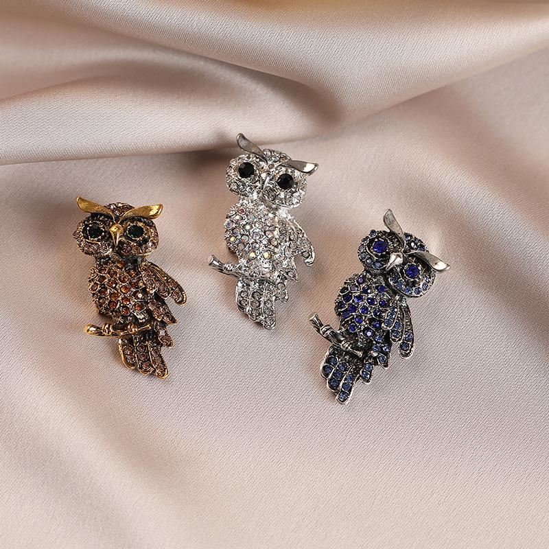 Брошь «Сова», полностью усыпанная бриллиантами, излучает ощущение высокого класса, легкой роскоши и нишевости.. Оно украшено ретро брошью в виде животного, инкрустированной бриллиантами.