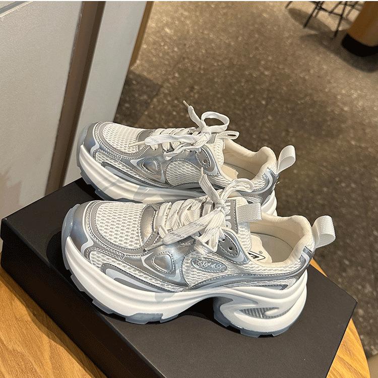 2025 летняя новая тонкая дышащая серебристо-белая сетчатая спортивная и повседневная обувь на платформе женская обувь для папы повышенная