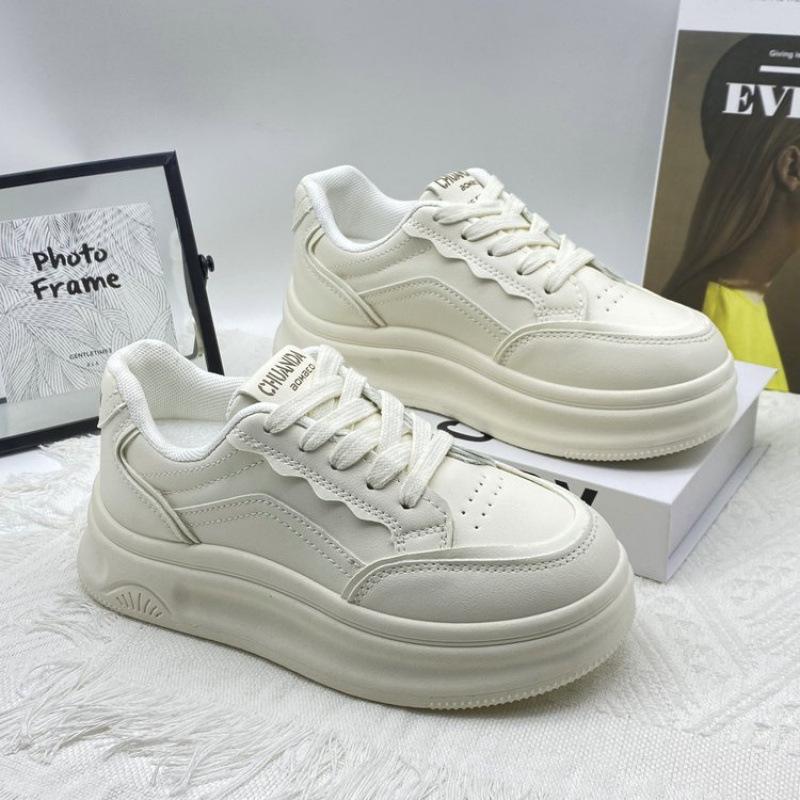 Популярные маленькие белые туфли женские 2025 весна новые на толстой подошве одинарные туфли универсальные спортивные и повседневные маленькие туфли на платформе, увеличивающие рост