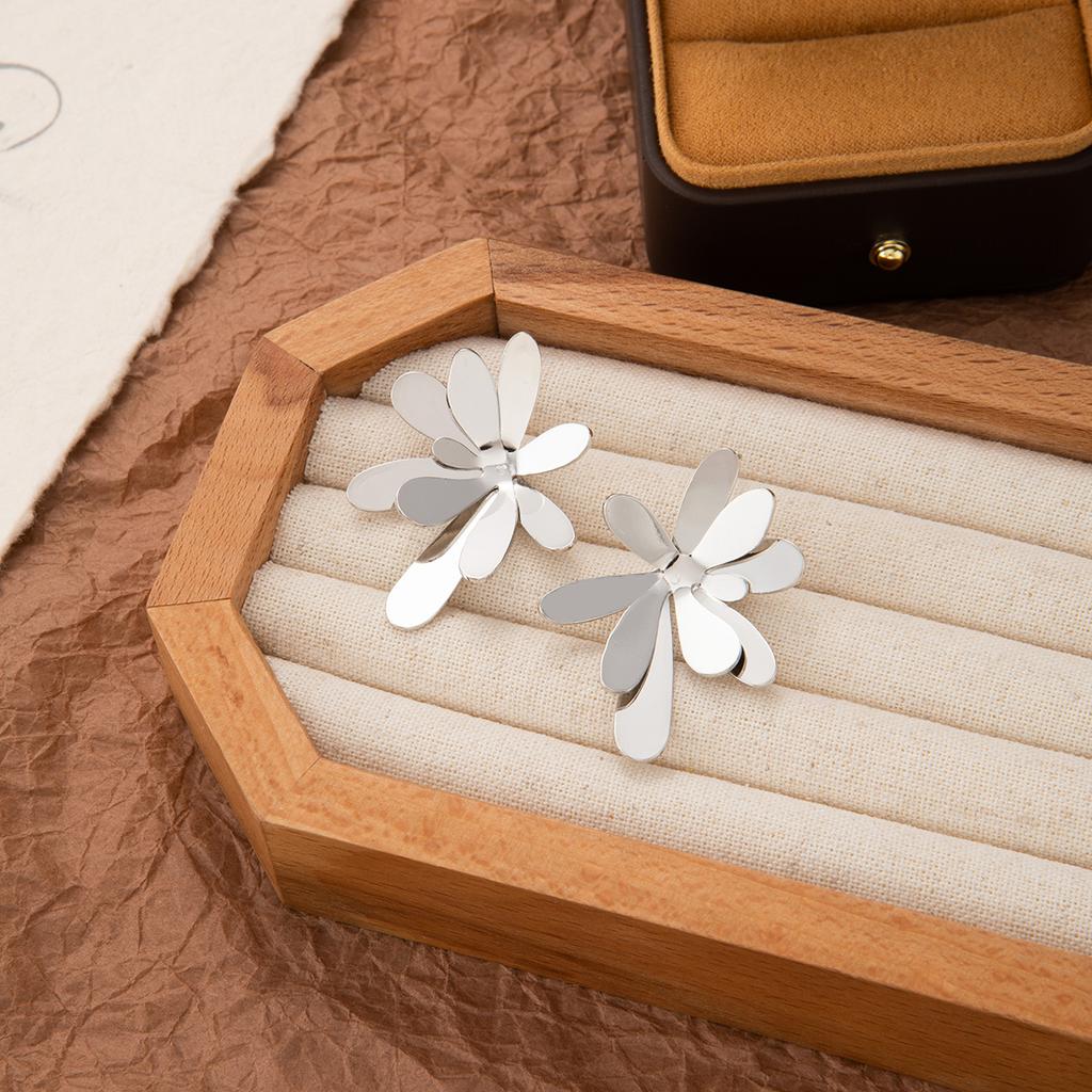 Creative Fashion Metal Wind Stud Earrings Hollow Three-Dimensional Heart-Shaped Geometric Petals Five-Pointed Star Simple Wind Earrings Women