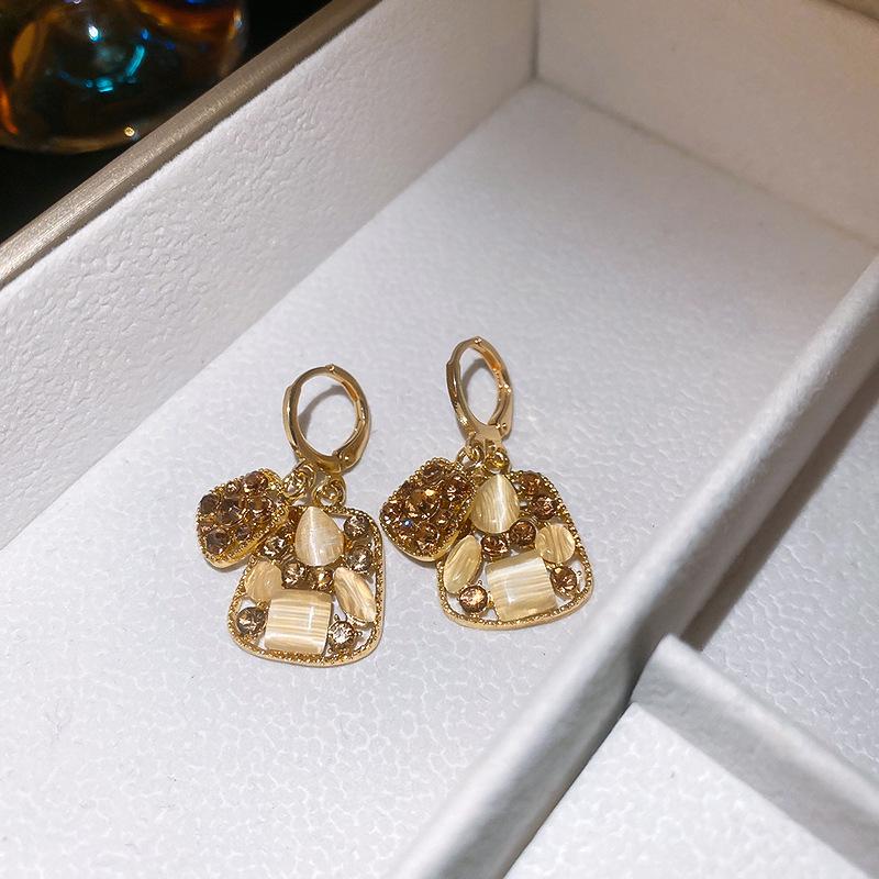 Серьги-кисточки с цветком, инкрустированным бриллиантами 'Серебряная игла' - Элегантные и модные серьги-пусеты высокого класса с уникальным дизайном