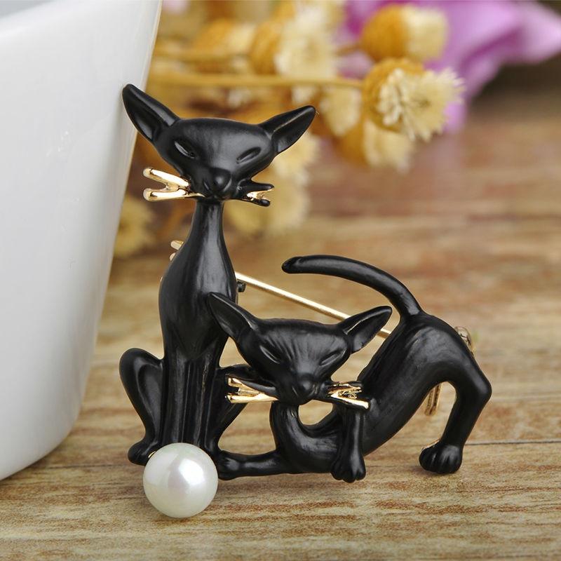 Cute Double Cat Simulated Pearl Brooches For Women Man Kids Enamel Esmalte Broches Scarf Hijab Spille Clips Coat Sweater Pins