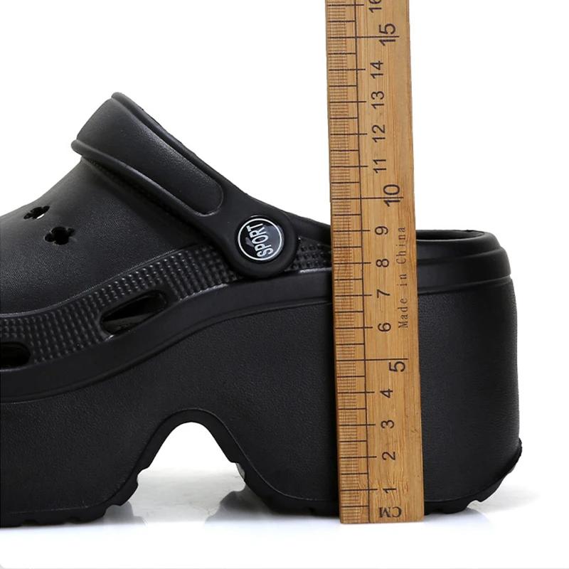 Женские сандалии толщиной 9 см 2025 Новые летние шлепанцы на высоком каблуке с мягкой подошвой Пляжная садовая обувь Уличная водонепроницаемая женская обувь с отверстиями