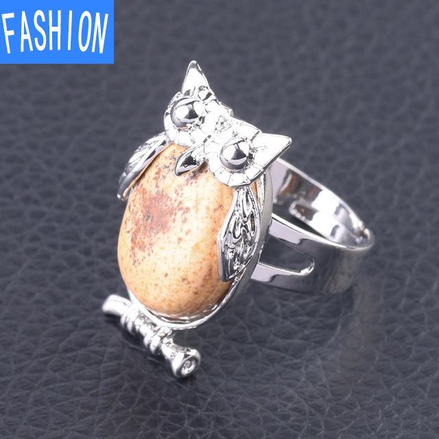 Металлическое регулируемое кольцо с выпуклым натуральным кристаллом в виде совы