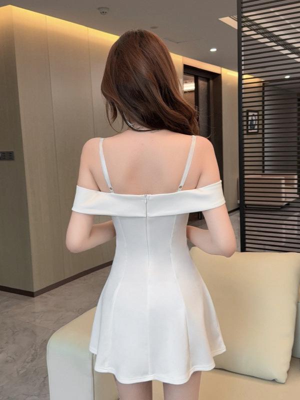 Сексуальное платье А-силуэта с низким вырезом на тонких бретельках – облегающее талию, с широкой юбкой, для ночного клуба