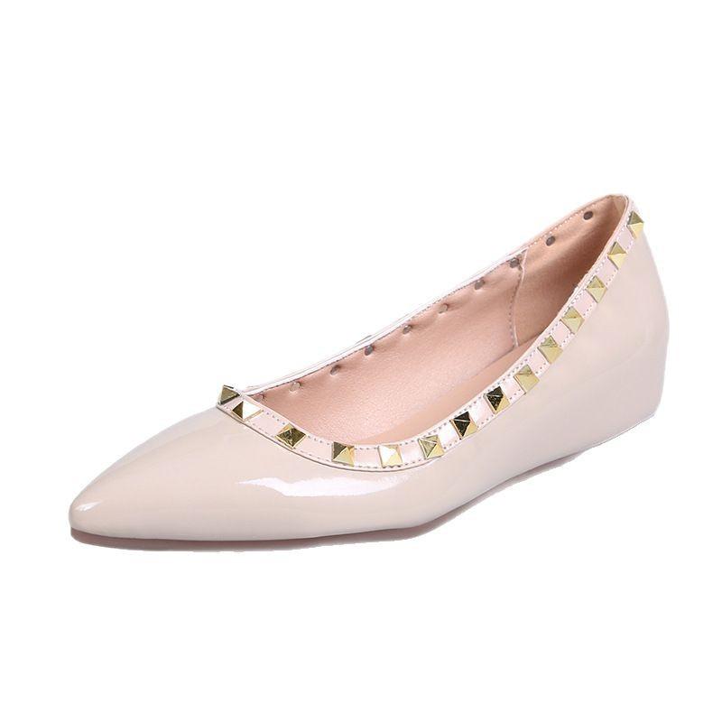 Внутренние заклепки, туфли Мэри Джейн с неглубоким вырезом, нюдовый острый носок, весенне-летняя мягкая лакированная кожа, французский темперамент, модные женские