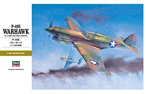 Hasegawa 1/32 P-40E Warhawk Texas Longhorn с фигуркой пилота, подвесным баком и 500-фунтовой бомбой