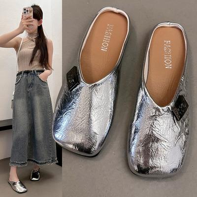 Новые серебристые тапочки с V-образным вырезом и полупереноской для женщин 2024 года, новые универсальные тапочки с квадратным носком и плоским дном для женщин с мягкой подошвой и легким носком, классные тапочки для женщин